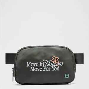 Lululemon Everywhere Belt Bag 1L
Move in Nature in Palm Deco NWT